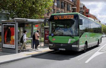 La línea de autobús 565 une Boadilla con la estación El Barrial de Pozuelo