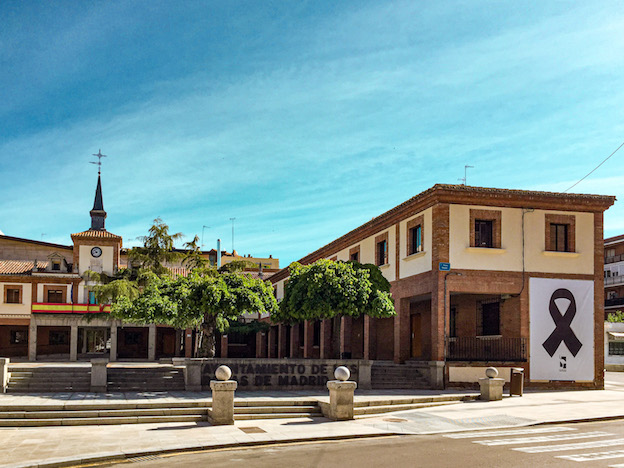 Las Rozas recuerda a las víctimas de la pandemia con lazos negros en sus edificios