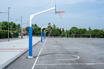 Nuevas canastas de baloncesto y pistas de voleibol en Boadilla del Monte