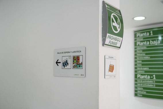 La piscina cubierta de Boadilla cuenta con identificativos para personas con TEA y con discapacidad