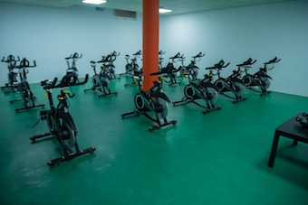 Se amplían las plazas para practicar ciclo indoor en la sala de la piscina cubierta de Boadilla