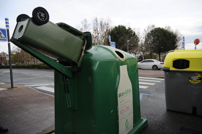 Boadilla reparte cubos a los locales de hostelería para el reciclaje de vidrio