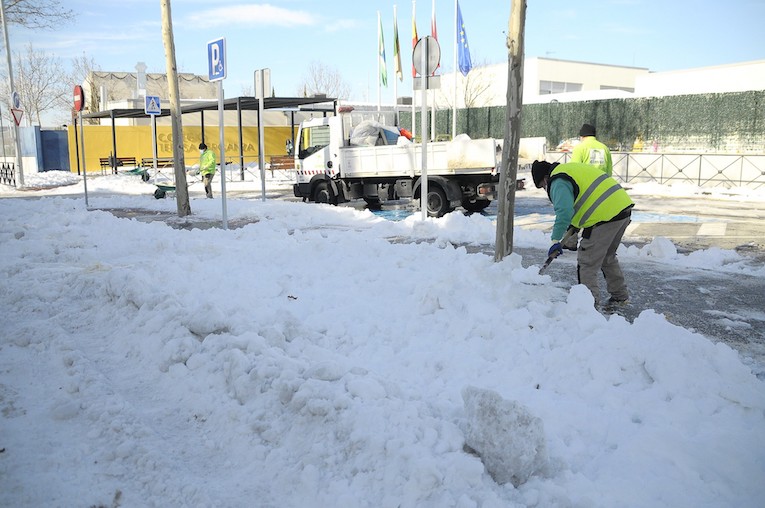 Boadilla trabaja en la retirada de nieve en los colegios