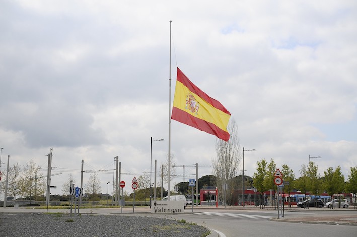 Las banderas de Boadilla ondearán a media asta hasta el final de la crisis sanitaria
