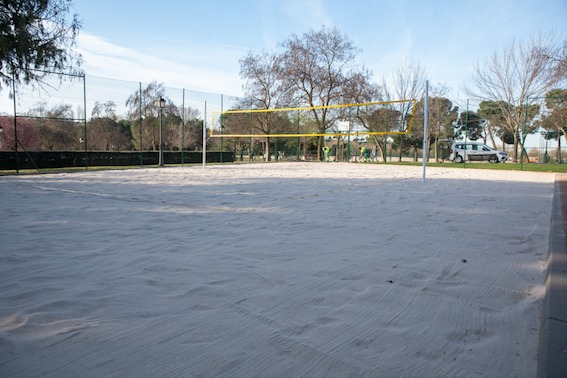Juega al vóley playa en el parque Juan Pablo II de Boadilla del Monte