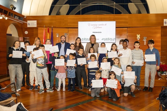 Los alumnos de Pozuelo recogen los premios del concurso escolar navideño