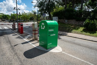 Boadilla instala contendores en Montepríncipe para depositar el vidrio desde el coche 