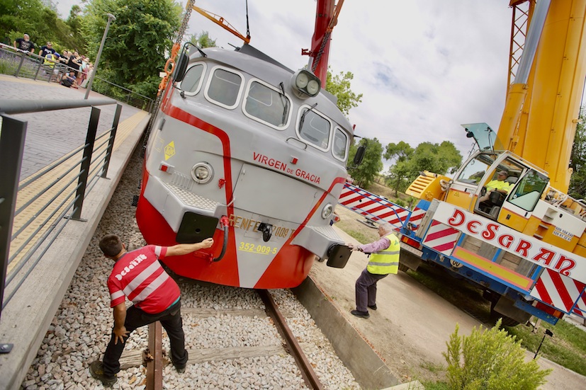 Las Matas cuenta con una nueva locomotora y un vagón histórico