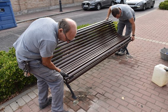 Renovación de bancos públicos en Villaviciosa de Odón