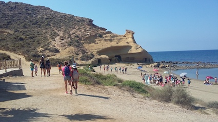 Las Rozas ofrece campamentos de multiaventura y surf en Cantabria este verano
