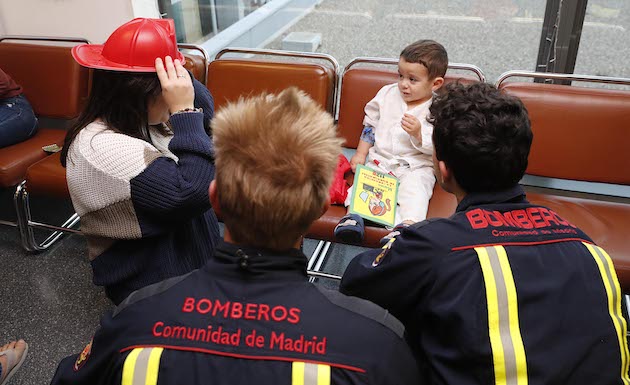 Los Bomberos visitan a los niños ingresados del Puerta de Hierro de Majadahonda