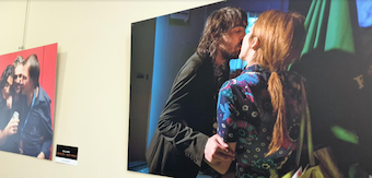 Besos y abrazos durante un concierto antes de pandemia